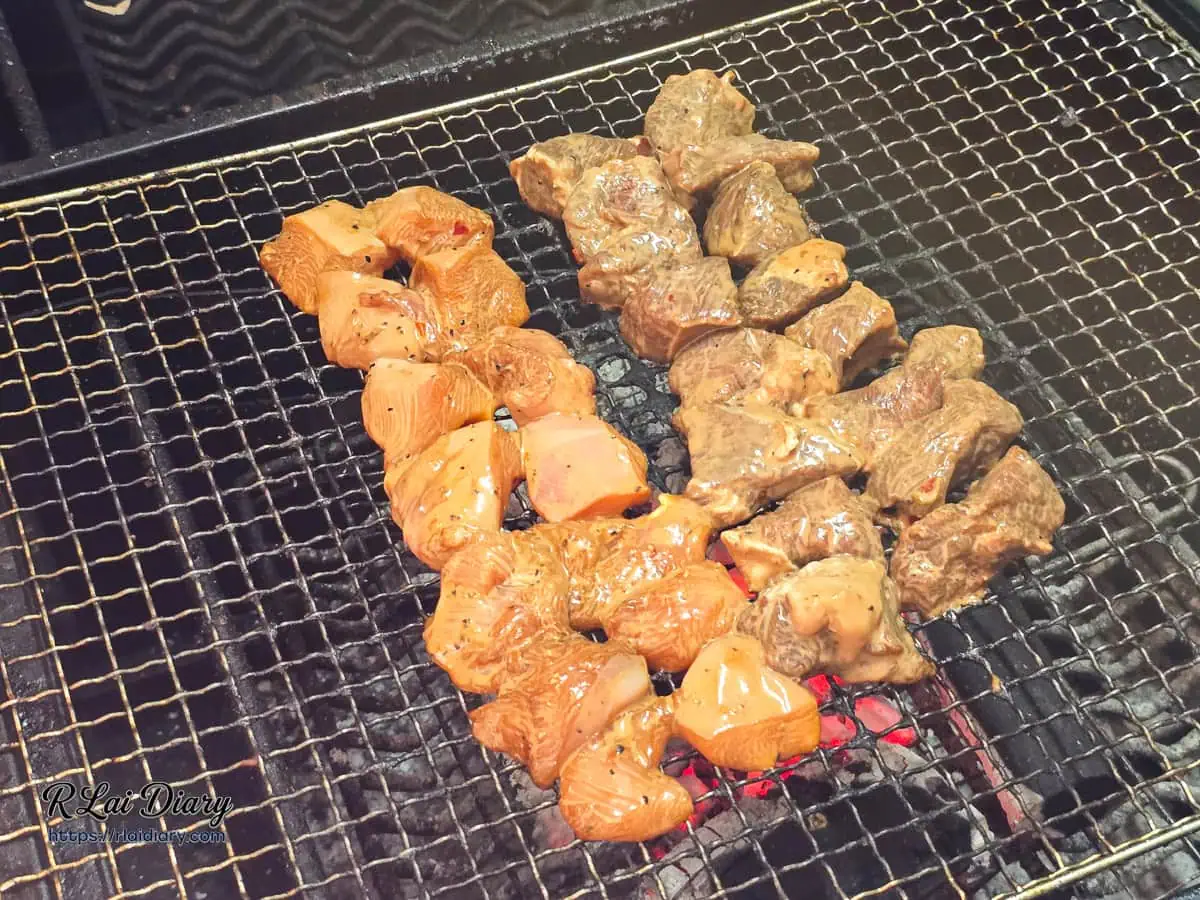 炭火直烤準備中：滿載視覺張力的厚切牛肩胛肉與獨門醬料醃製雞肉串