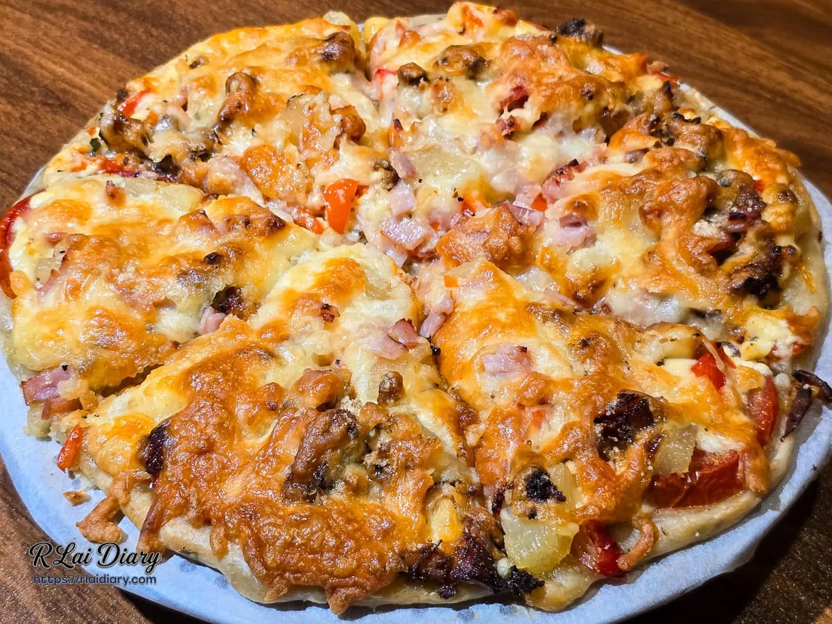 老闆秘密研發創意料理：鋪滿金黃微焦濃郁起司的俄羅斯手作披薩