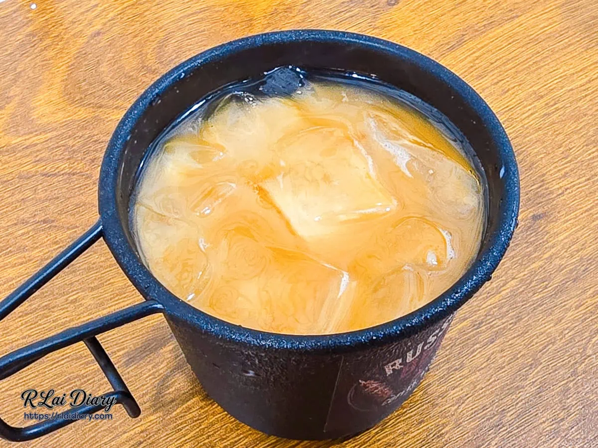 鹹甜交織的完美比例：呈現琥珀色美麗雲霧漸層的海鹽焦糖拿鐵特寫