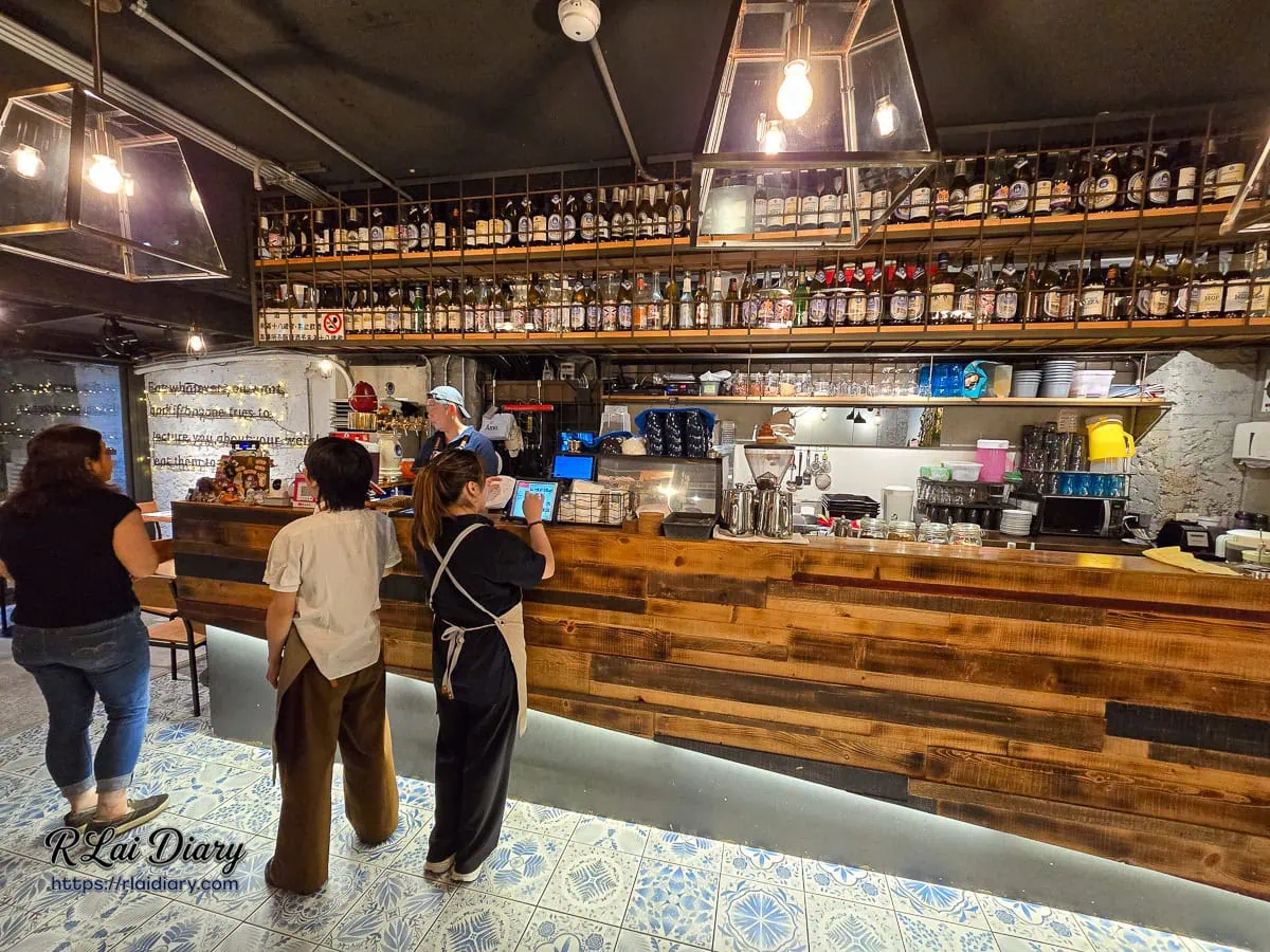 舒曼六號餐館工業風木質吧台與豐富的德國進口啤酒牆