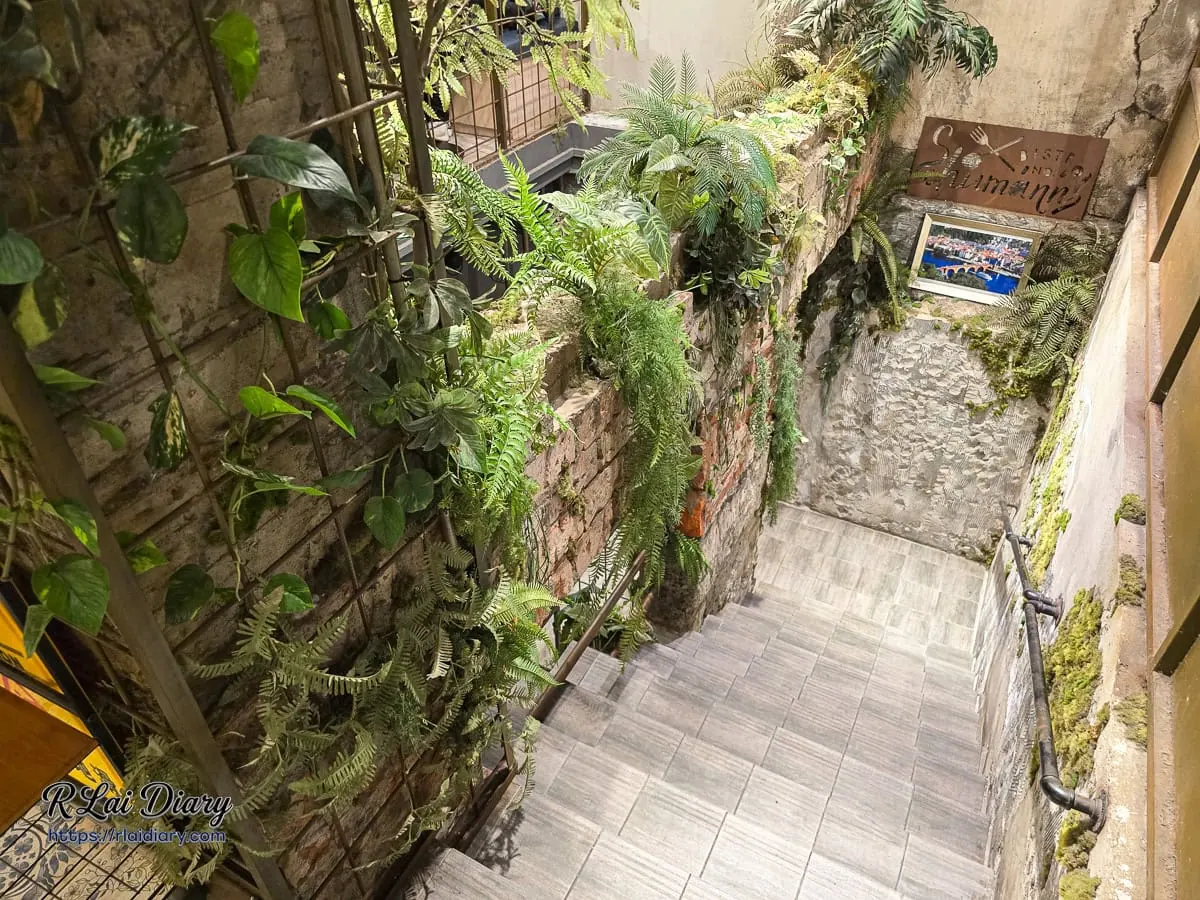 舒曼六號餐館通往地下室的森林系綠意植栽階梯