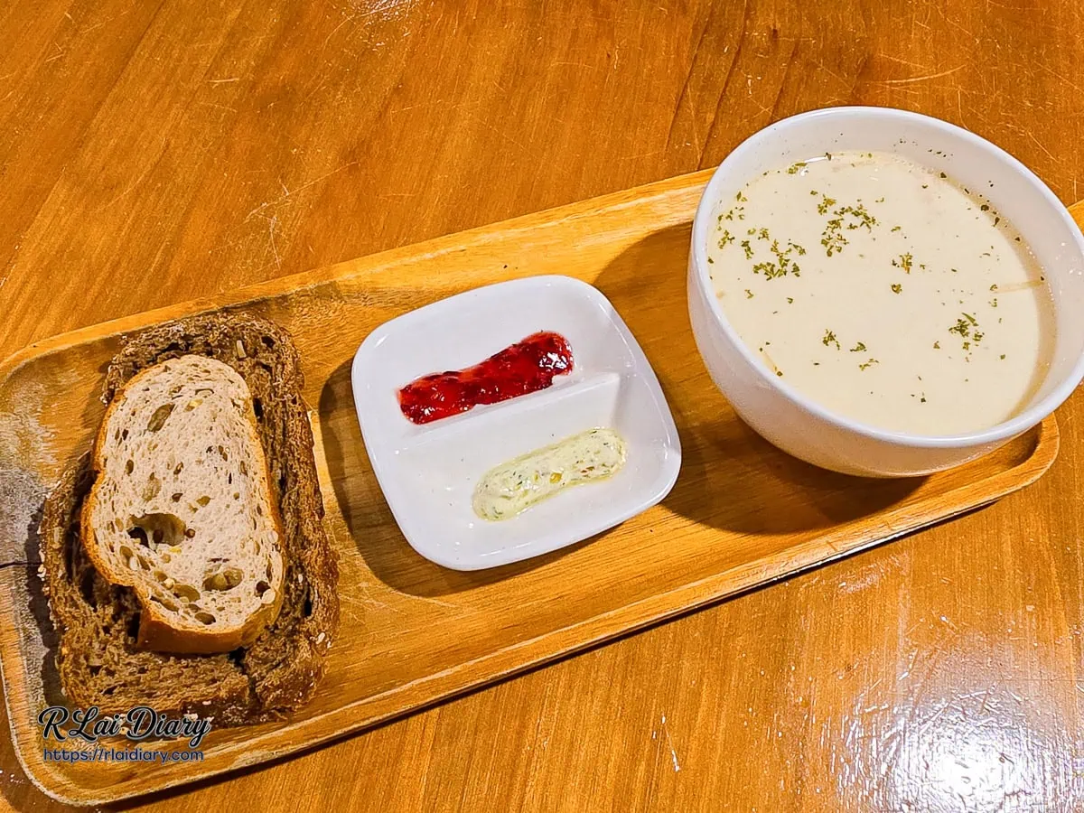 舒曼六號餐館升級套餐的今日洋蔥濃湯與德式手工雜糧麵包