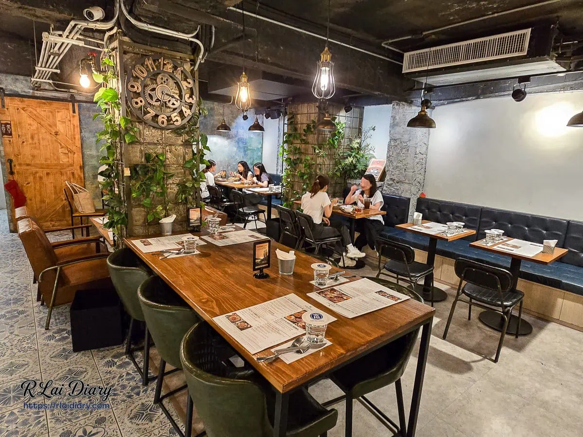 南京復興美食舒曼六號餐館寬敞的復古工業風室內用餐環境