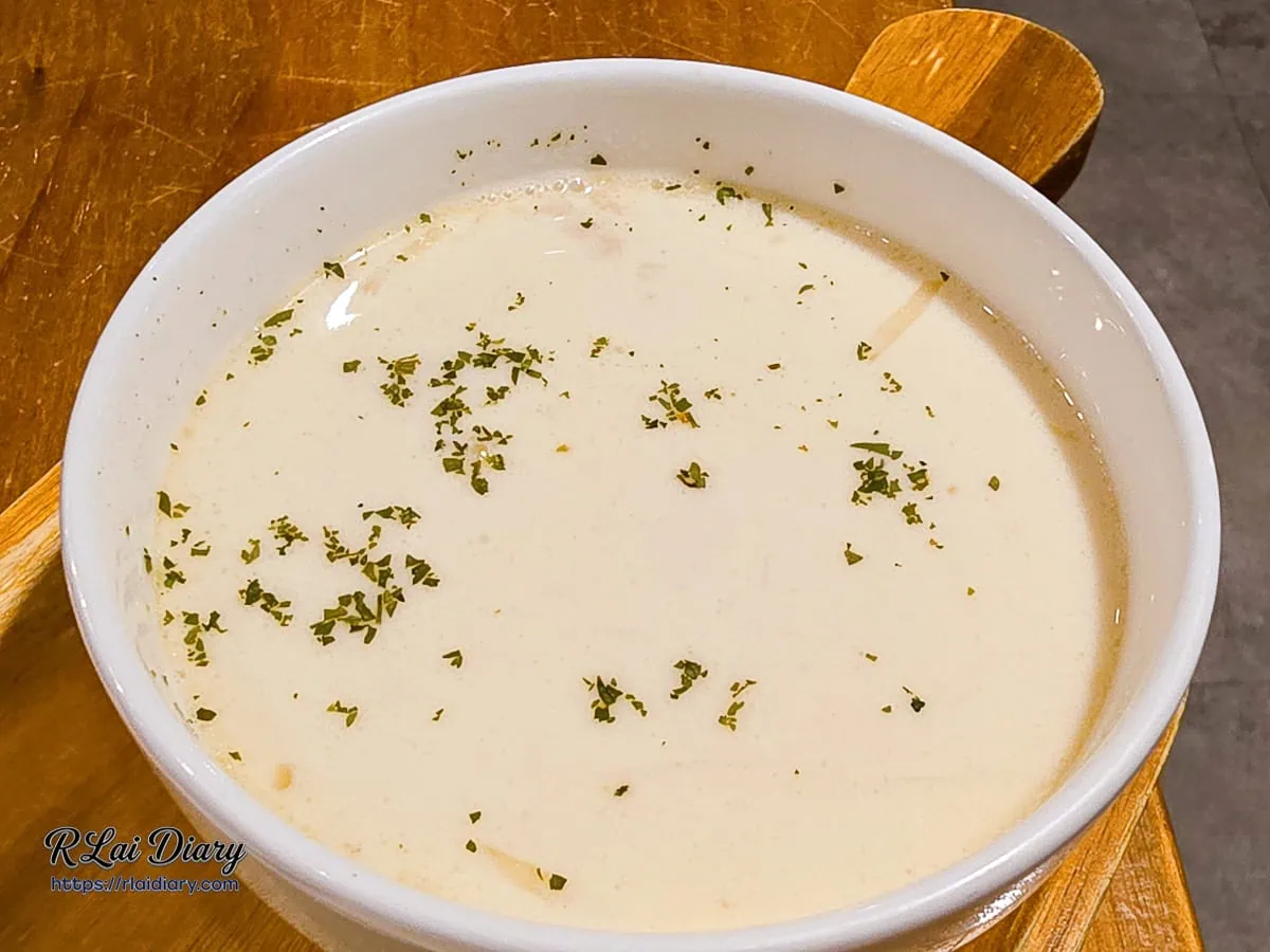 舒曼六號餐館香濃滑順的洋蔥奶油濃湯近照