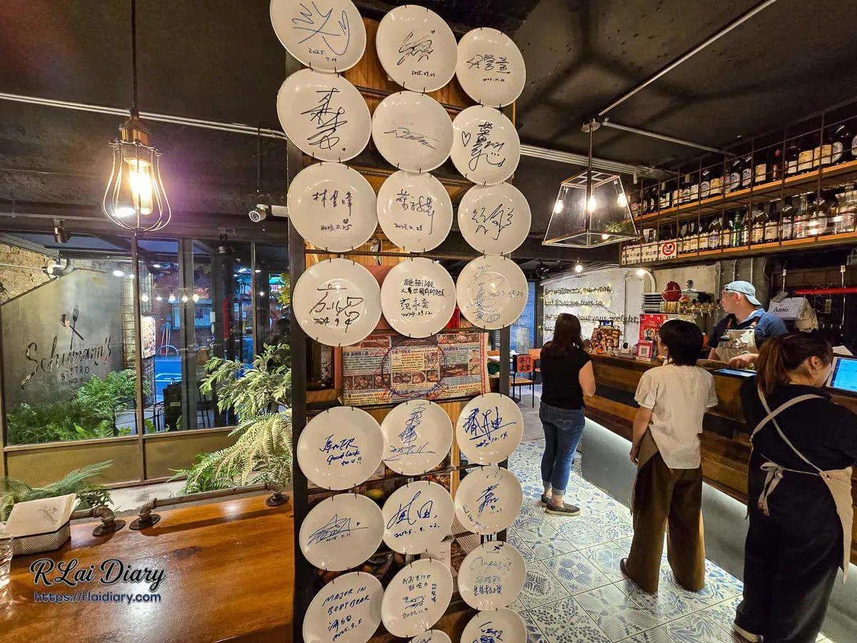 舒曼六號餐館南京店名人簽名盤柱子與點餐吧台