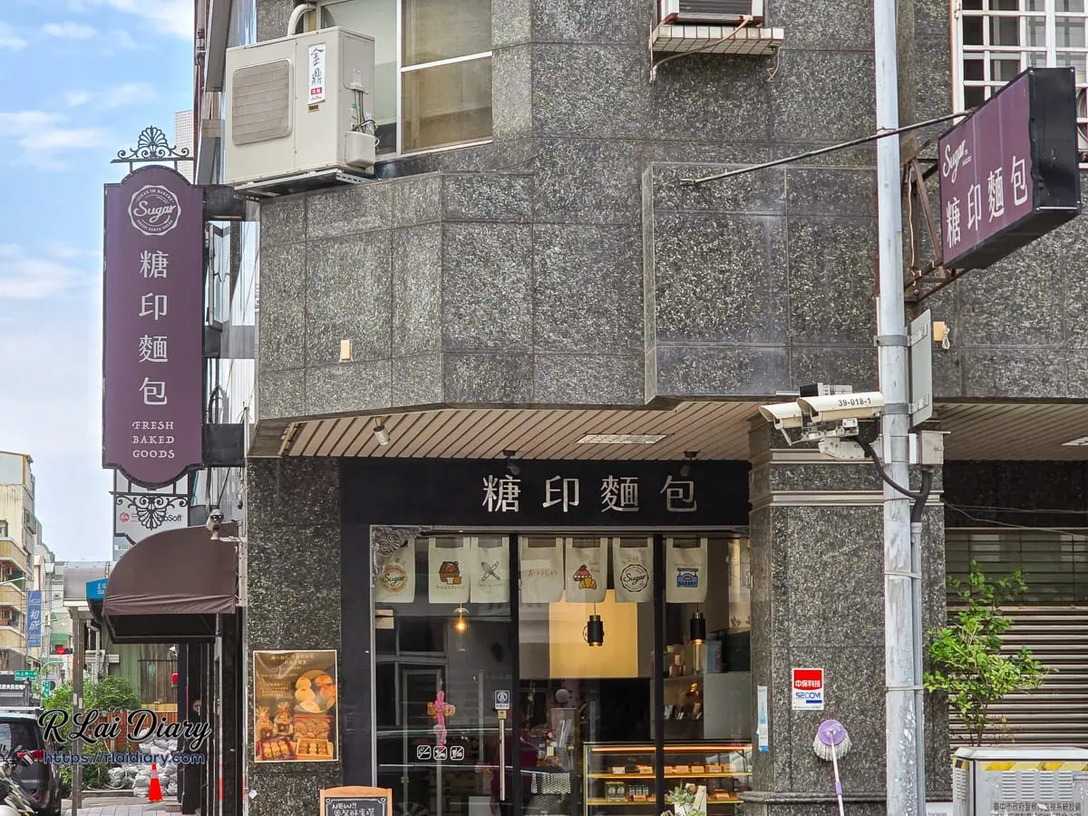台中西區糖印麵包店面外觀，質感深色大理石轉角建築