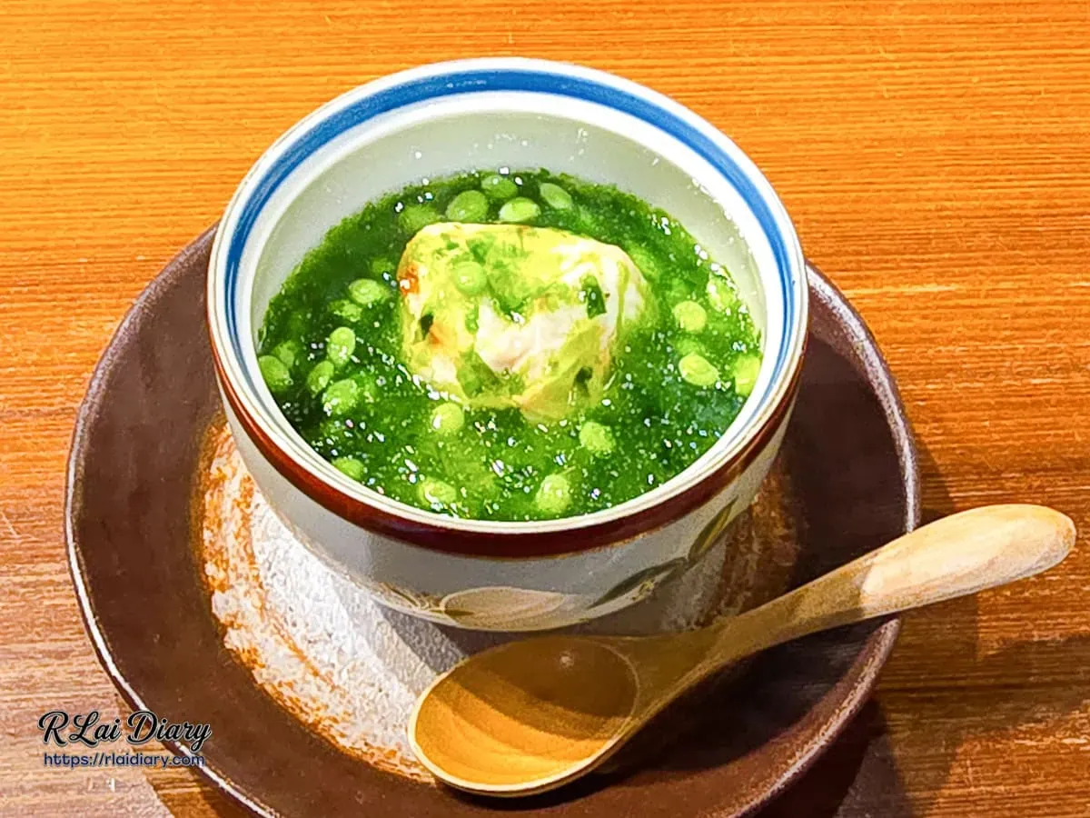 鮨処律精選熟食：青海苔芡汁茶碗蒸，點綴嫩綠青豆的優雅小品