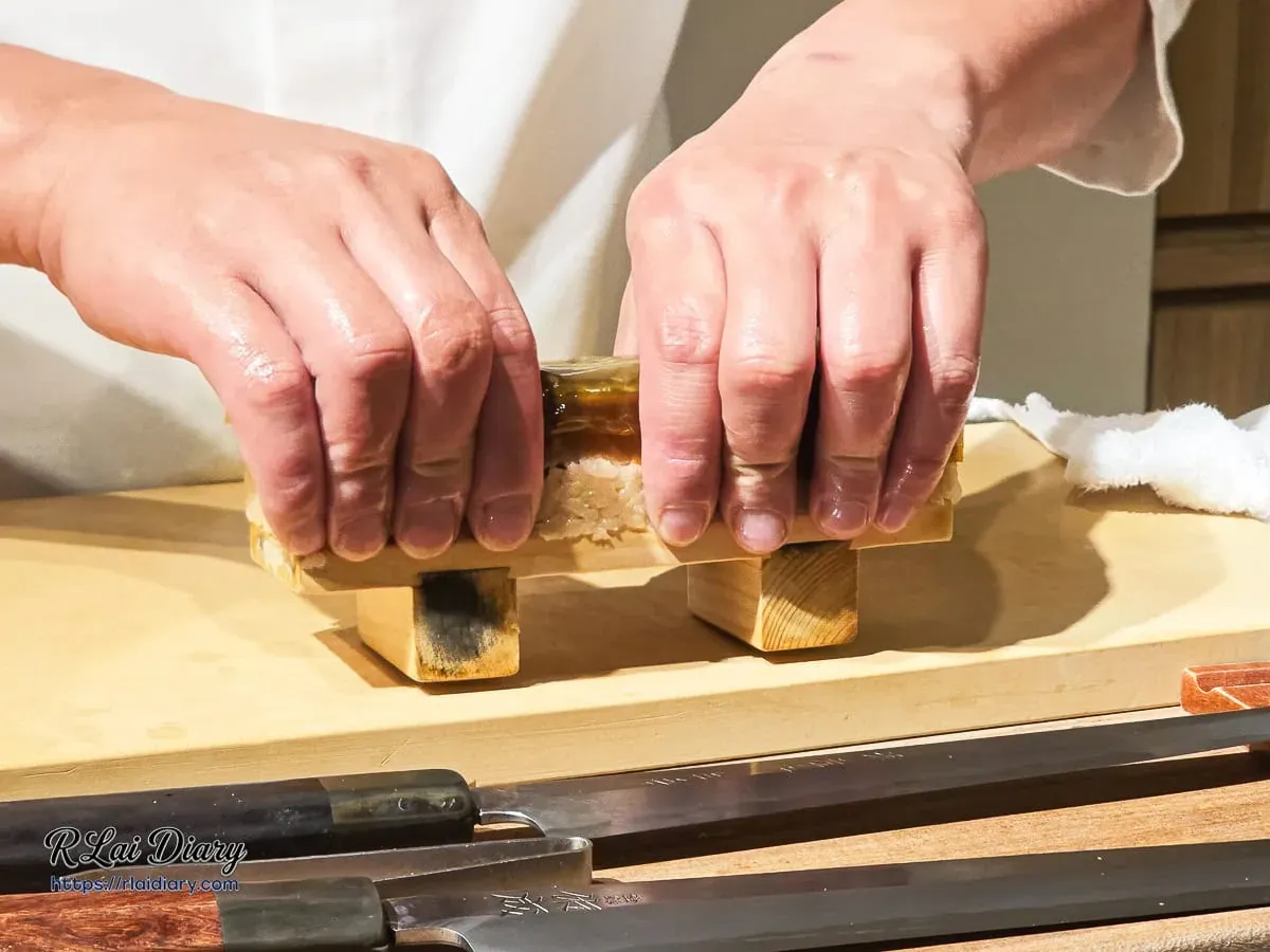 鮨処律工藝展現：主廚雙手加壓製作押壽司，將職人溫度傳遞至食材