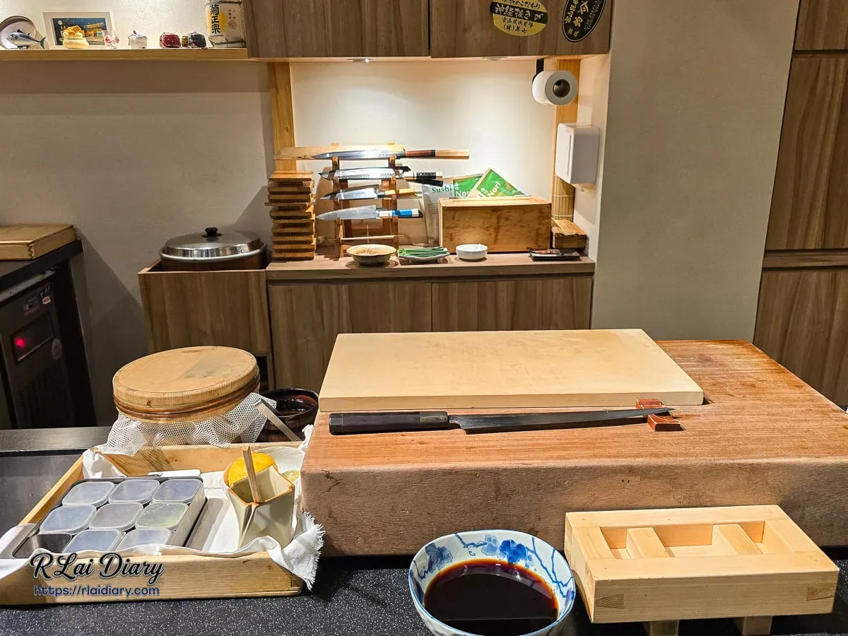 鮨処律職人工作區：整潔有序的砧板與專業壽司刀具，展現職人精神