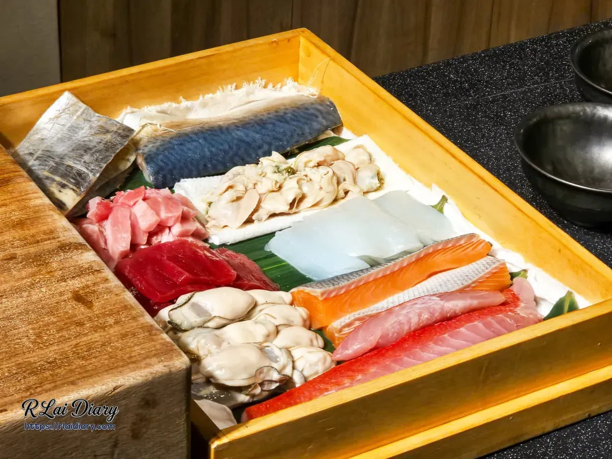 鮨処律食材嚴選：整齊排列的季節旬魚木盒，如珠寶般瑰麗的新鮮漁獲