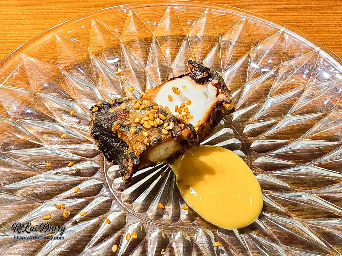 鮨処律精緻熟食：炸章魚佐亮黃色黃芥末味噌醬，層次感十足
