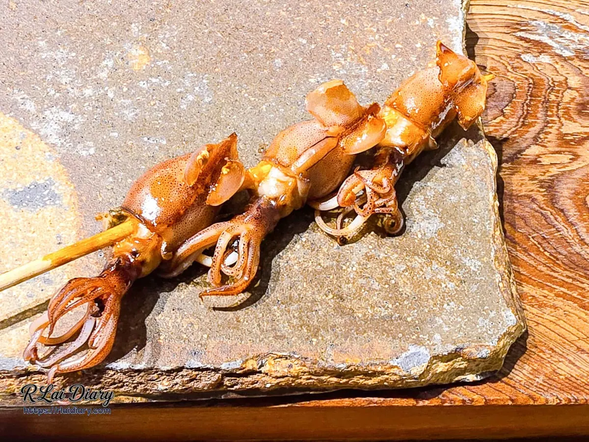 鮨処律春季限定：醬烤螢光烏賊串，色澤焦脆噴香的季節美味