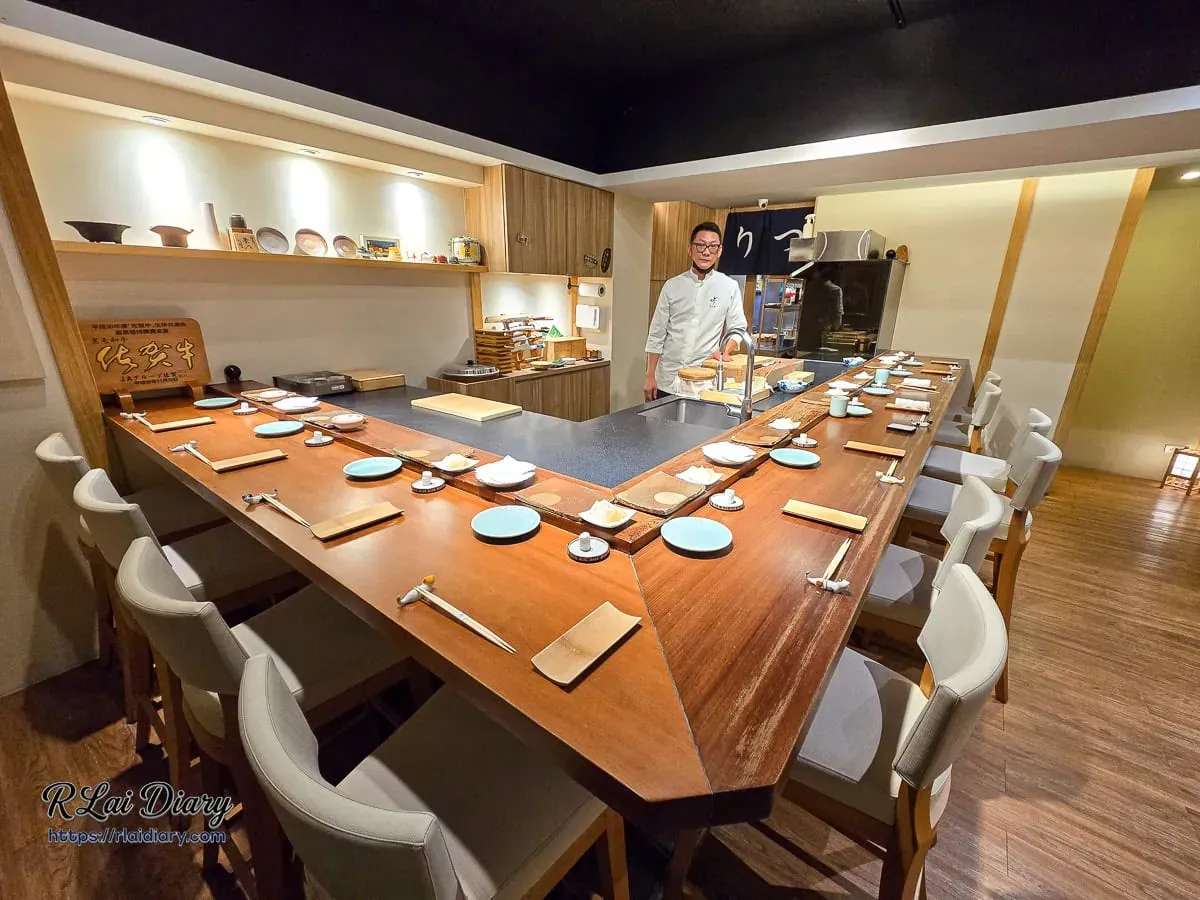 鮨処律室內環境：溫潤木質調 L 型板前座位區，享受極致無菜單饗宴