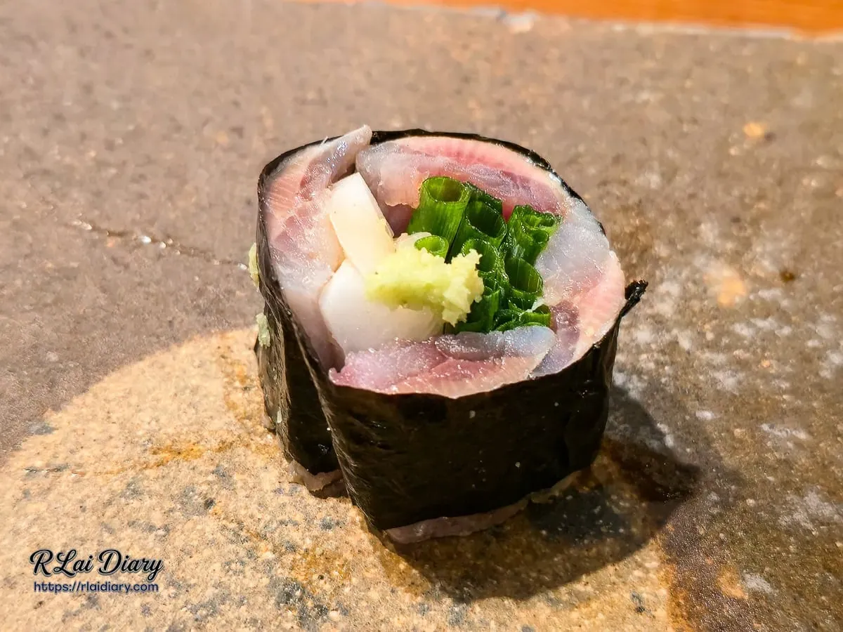 鮨処律板前壽司：精緻的沙丁魚海苔捲，搭配專業石板呈現高級感