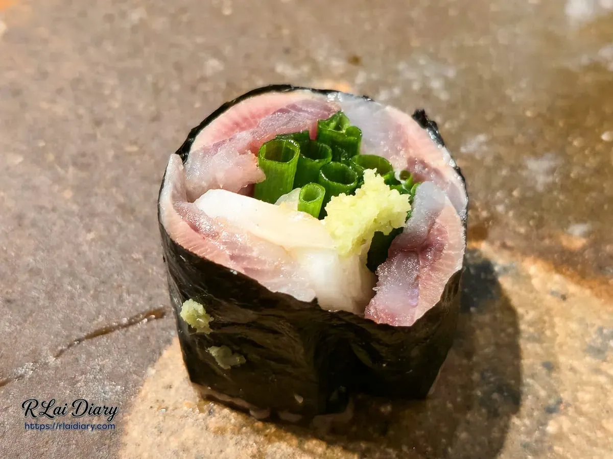 鮨処律特色海苔捲：肥美沙丁魚搭配日本蔥與山葵，油脂香氣濃郁