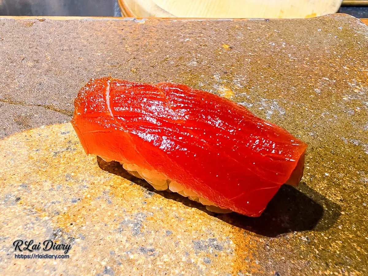 鮨処律經典握壽司：鮪魚赤身握壽司，深邃瑰麗的鮮紅魚肉光澤