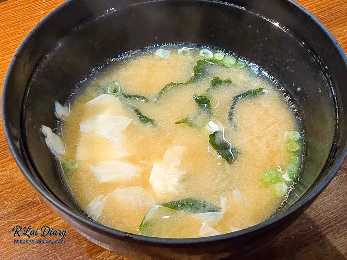 鮨処律附餐湯品：溫熱厚實的味噌湯特寫，完美平衡生鮮後的味蕾