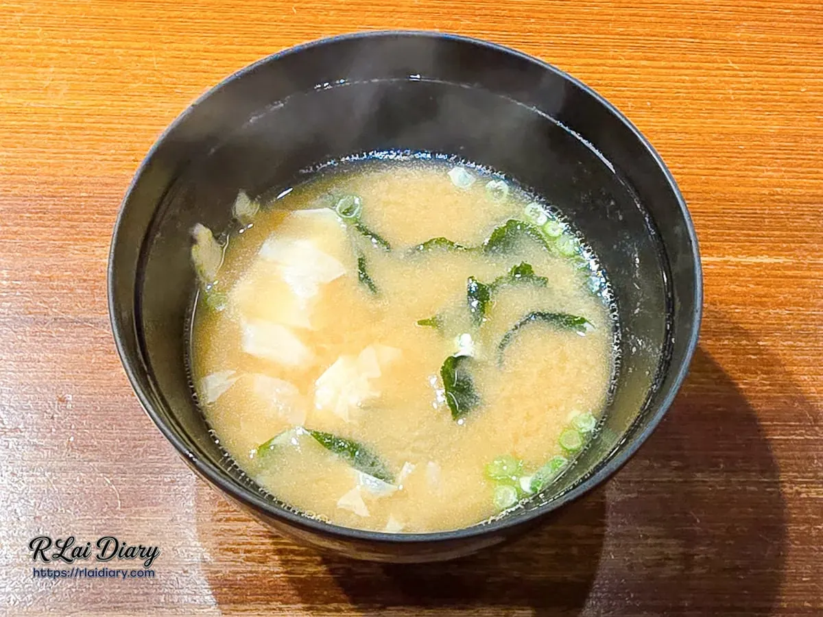 鮨処律暖心結尾：豐富配料的鮮魚味噌湯，豆香濃郁的海味總結