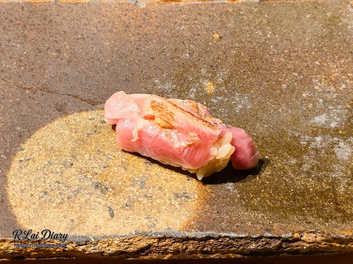 鮨処律極致握壽司：備長炭炙燒鮪魚大腹，入口即化的頂級油脂感