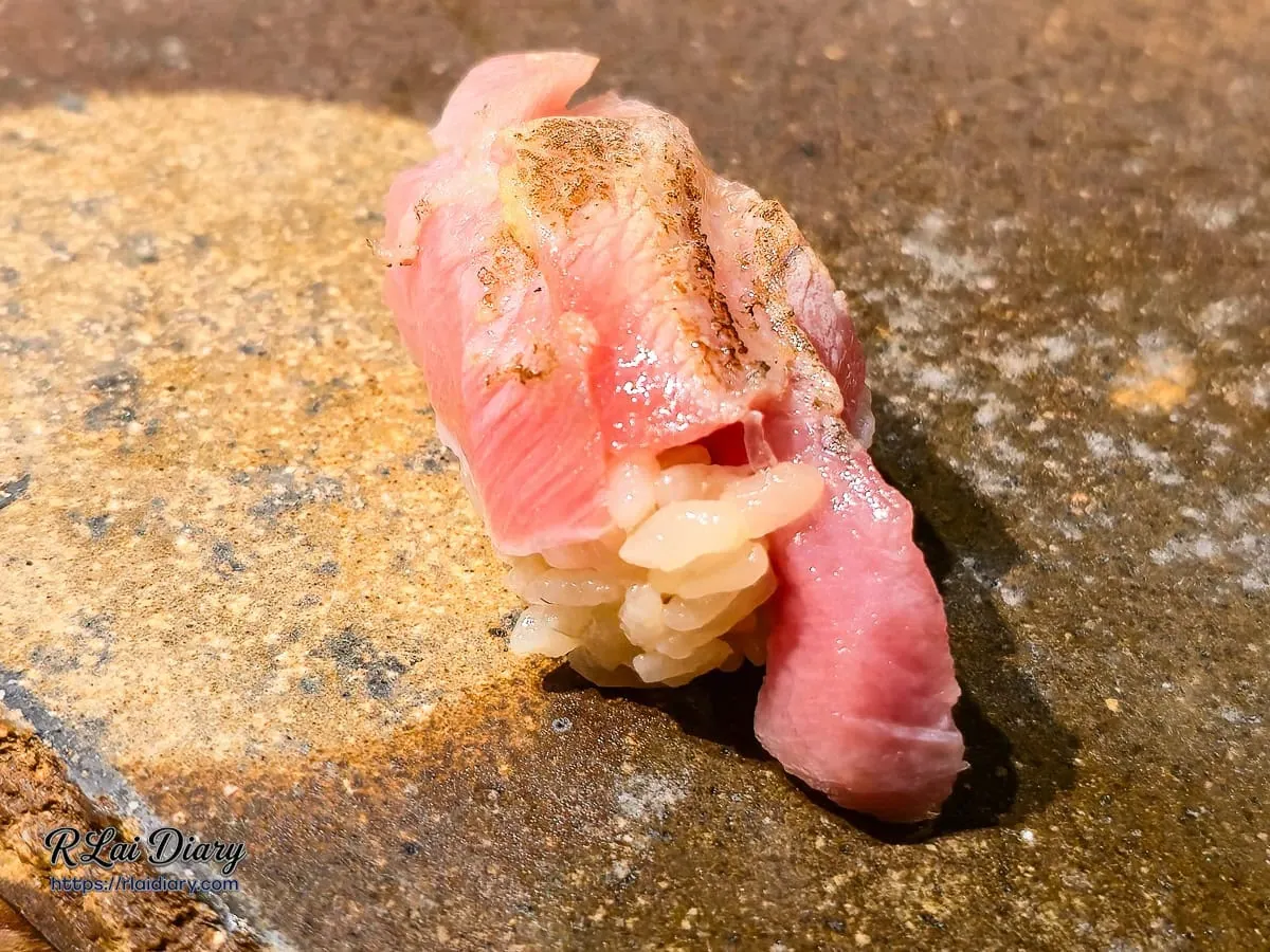 台北 Omakase 推薦鮨処律：炙燒大腹特寫，炭火燻香與魚油的華麗結合