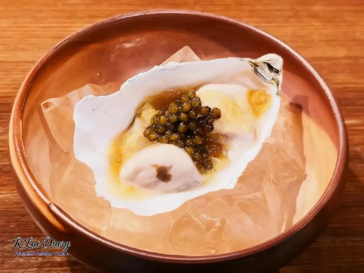 鮨処律奢華前菜：生蠔佐魚子醬與水果醋凍，碎冰襯托下的極致鮮甜