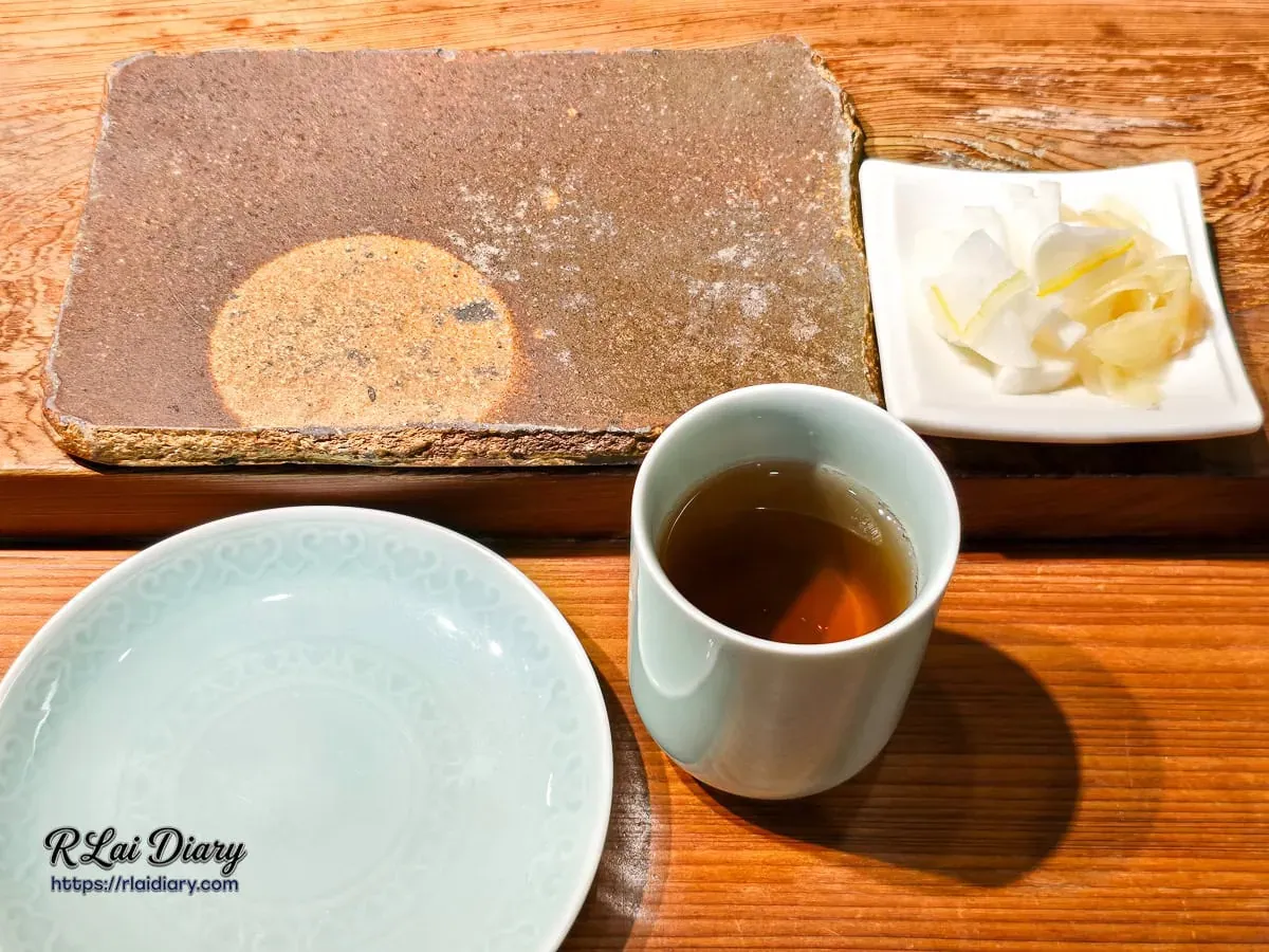 鮨処律用餐儀式感：精緻青瓷餐具搭配手作漬物與暖心熱茶