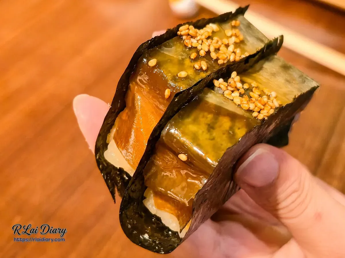 鮨処律職人手作：青花魚押壽司斷面，展現緊實飽滿的米飯與季節魚料