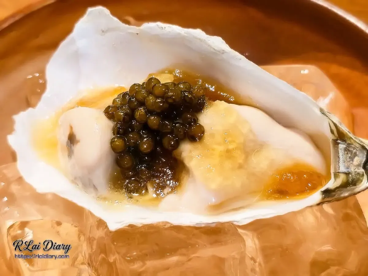 鮨処律奢華單品：肥美生蠔佐魚子醬特寫，層次鮮明的海味饗宴