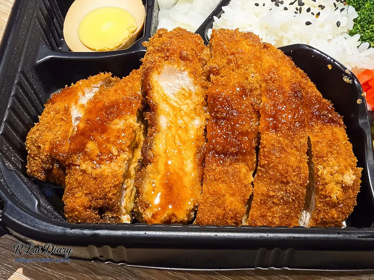 伊藤屋招牌日式厚切豬排金黃酥脆外皮與便當配菜