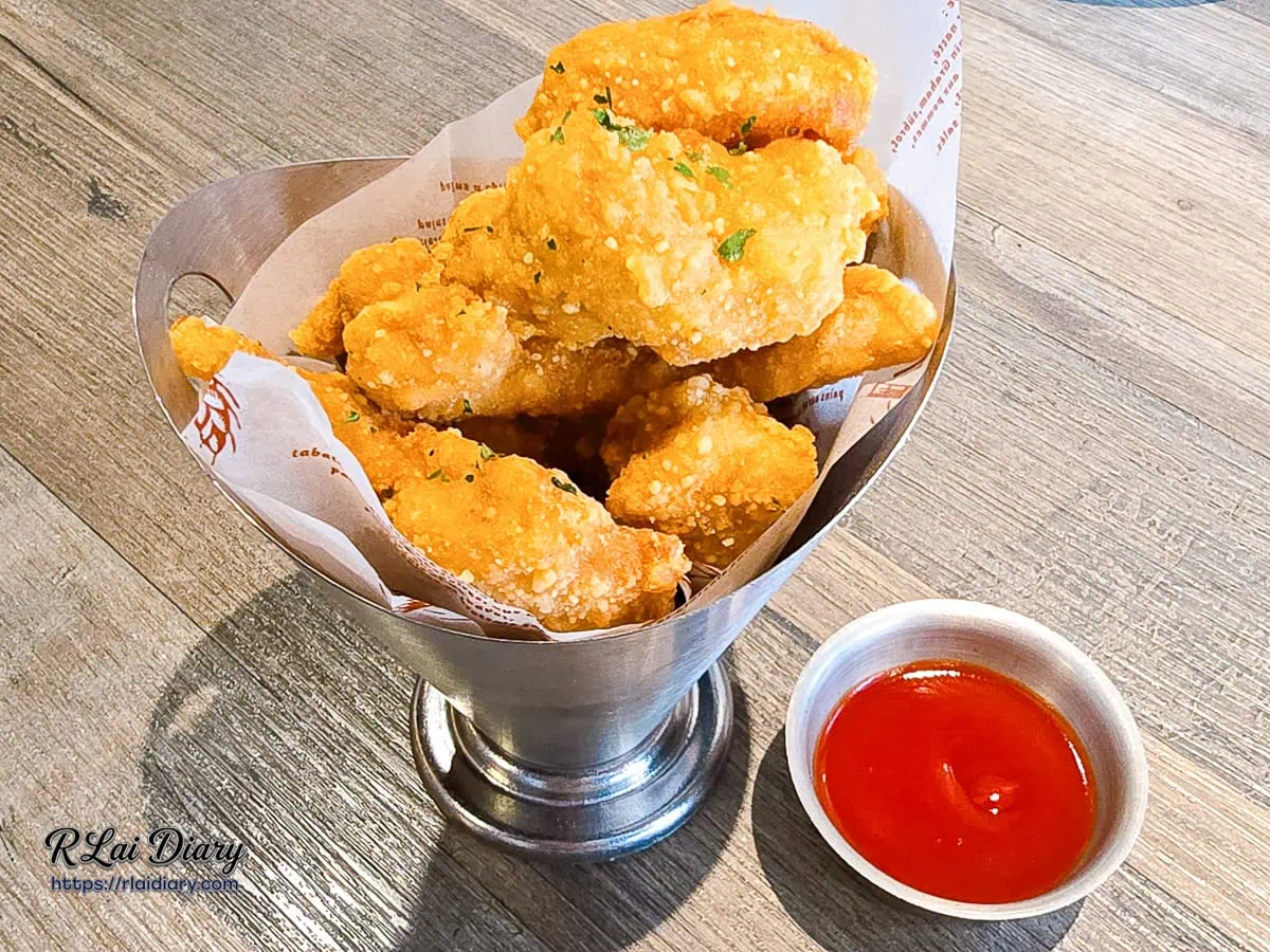 羽樂歐陸創意料理小點：酥炸雞腿塊與酸甜沾醬組合