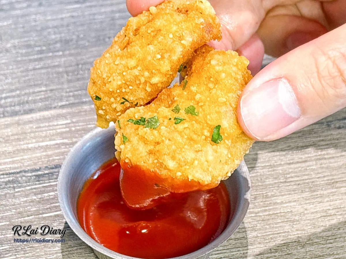 羽樂歐陸創意料理小點：酥炸雞腿塊沾取特製番茄醬汁