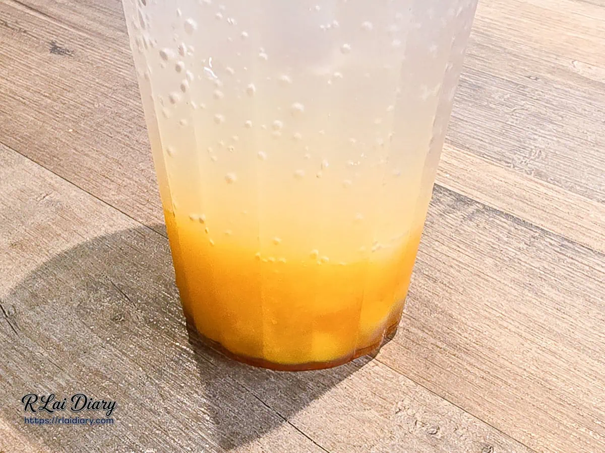 羽樂歐陸創意料理飲品：蜜桃撈芒果底層的新鮮芒果果肉與果漿
