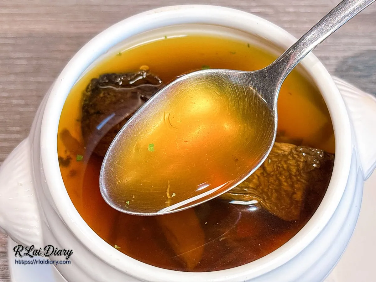 羽樂歐陸創意料理湯品：清澈甘甜的牛肝菌菇清湯