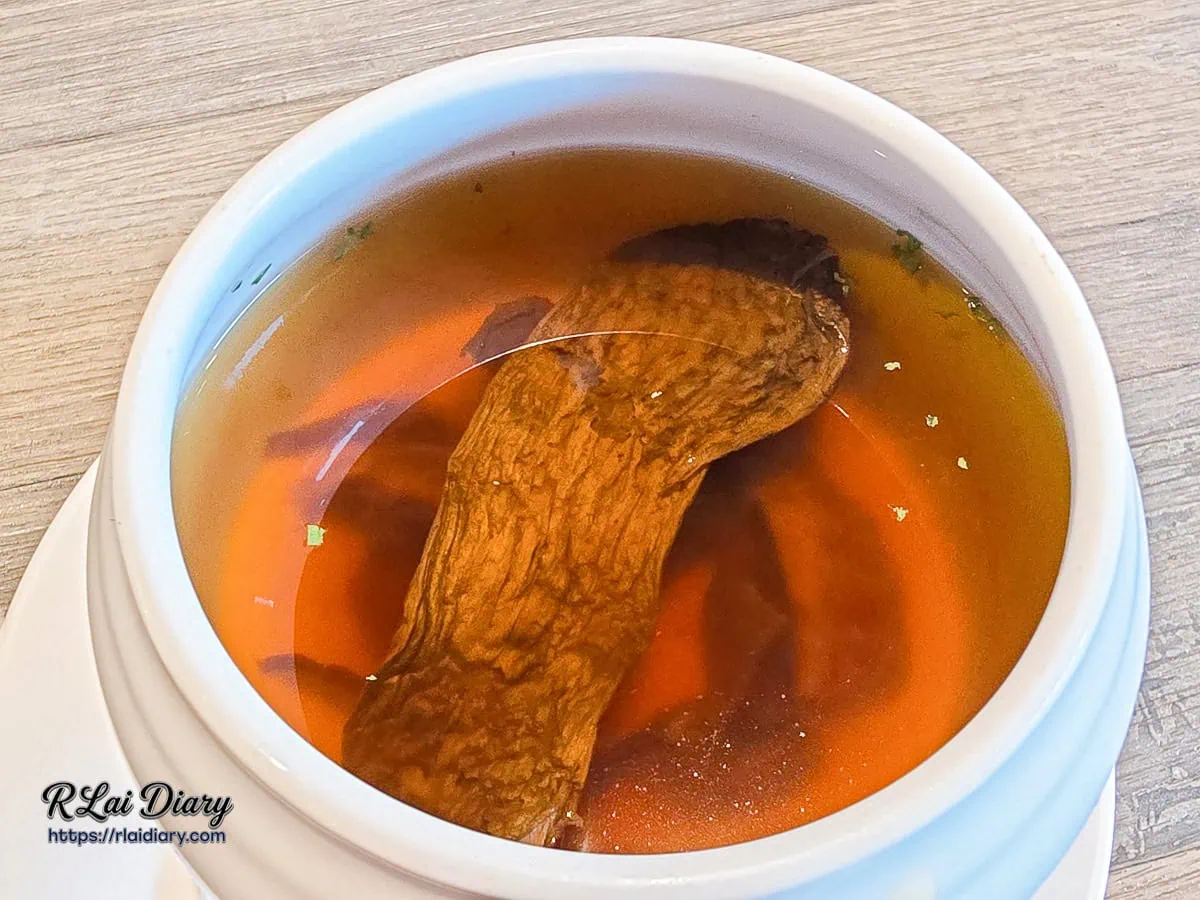 羽樂歐陸創意料理湯品：牛肝菌菇清湯與飽滿多汁的菇體特寫