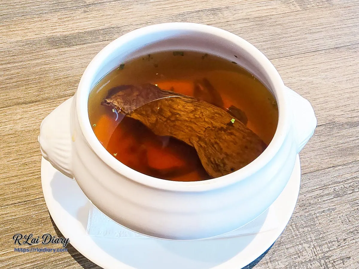 羽樂歐陸創意料理湯品：牛肝菌菇清湯，釋放濃郁蕈菇精華