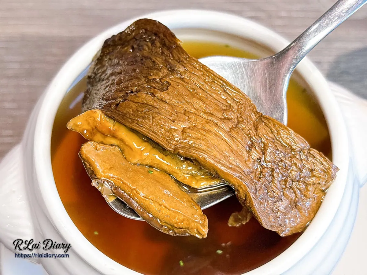 羽樂歐陸創意料理湯品：牛肝菌菇清湯內鮮甜飽滿的牛肝菌