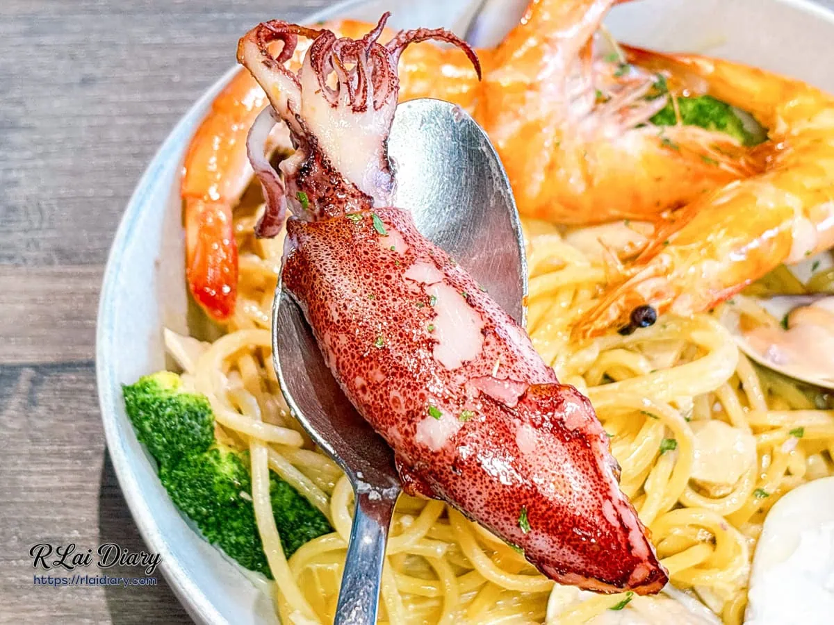 羽樂歐陸創意料理主餐：東方老酒海鮮圓直麵中的彈牙烤鎖管