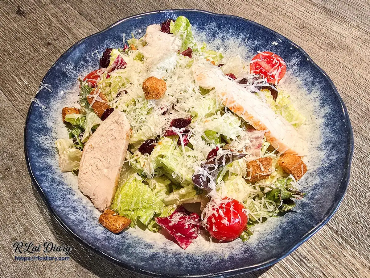 羽樂歐陸創意料理前菜：舒肥雞肉凱薩沙拉，灑滿帕馬森起司絲