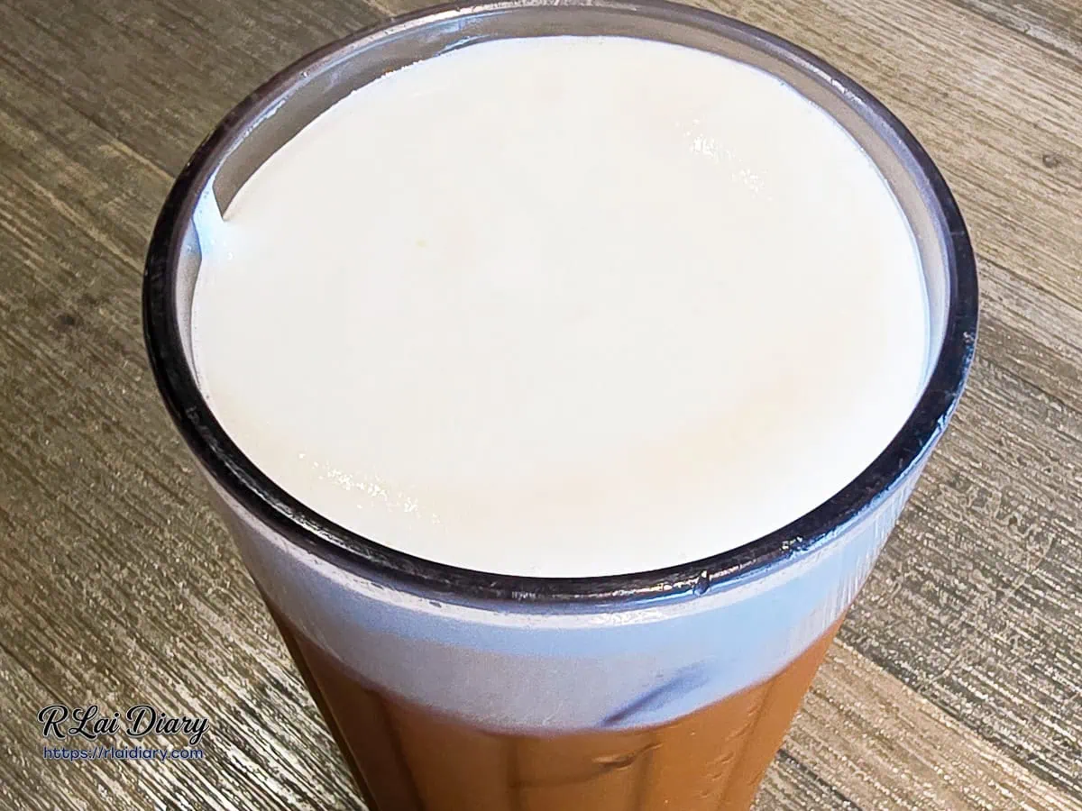 羽樂歐陸創意料理飲品：泰式奶蓋頂層細緻絲滑的奶蓋特寫
