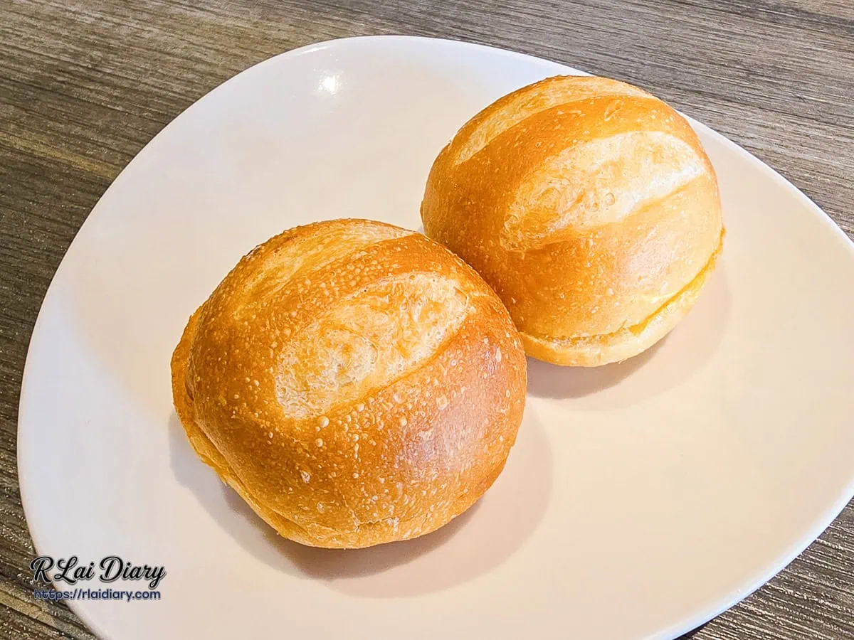 羽樂歐陸創意料理餐前麵包：現烤維也納麵包
