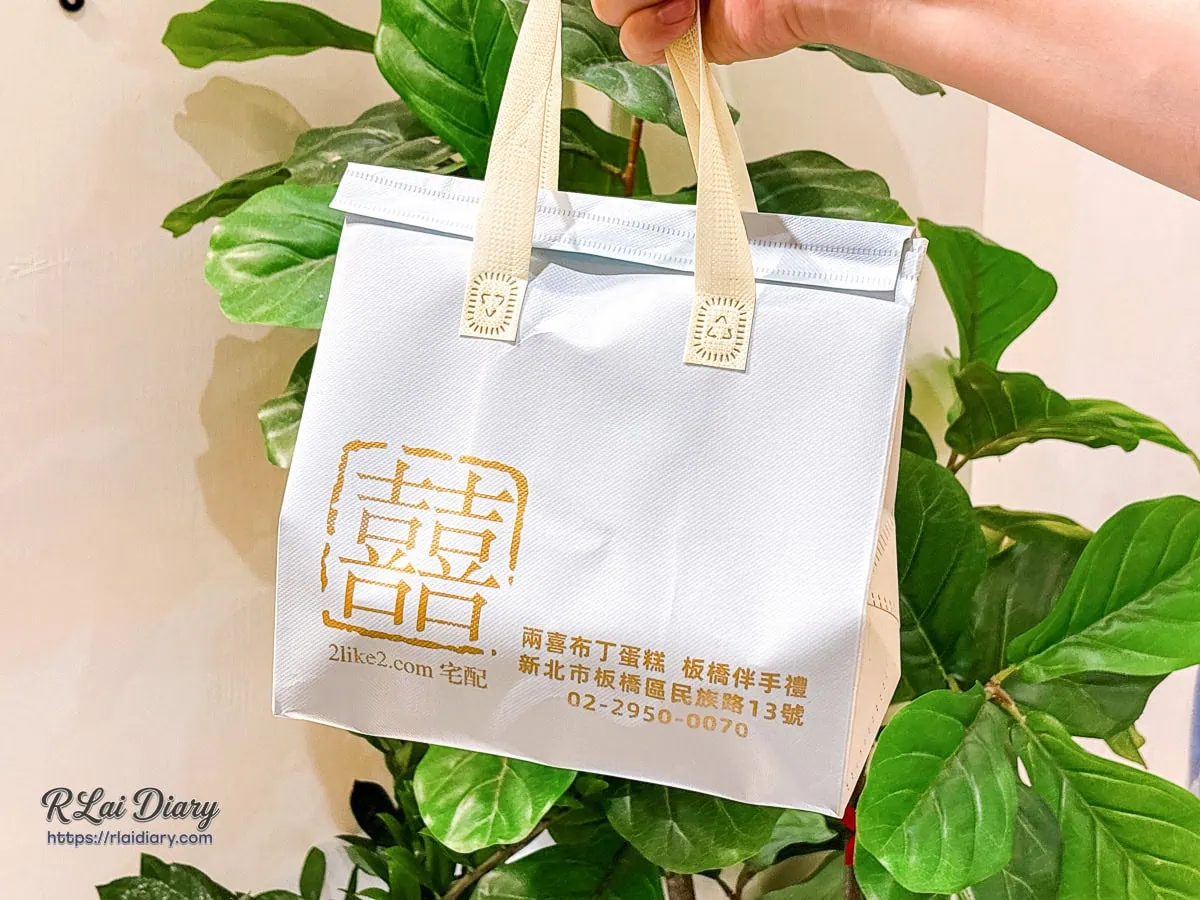手提兩喜布丁蛋糕甜點專屬粉藍色保冷袋，充滿生活儀式感的精緻外帶包裝