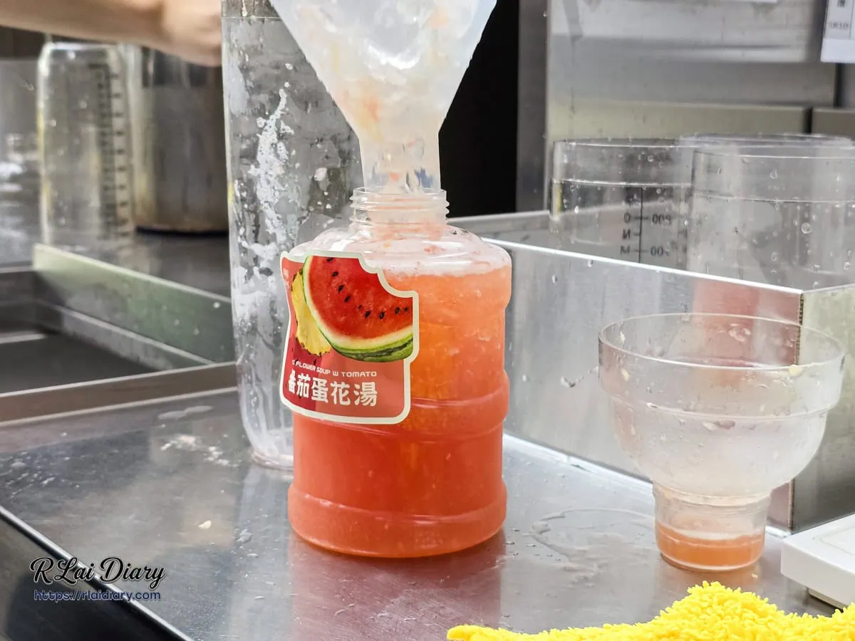 將現打番茄蛋花湯水果茶緩緩注入限定隨行湯桶，呈現天然的深紅與金黃漸層色澤