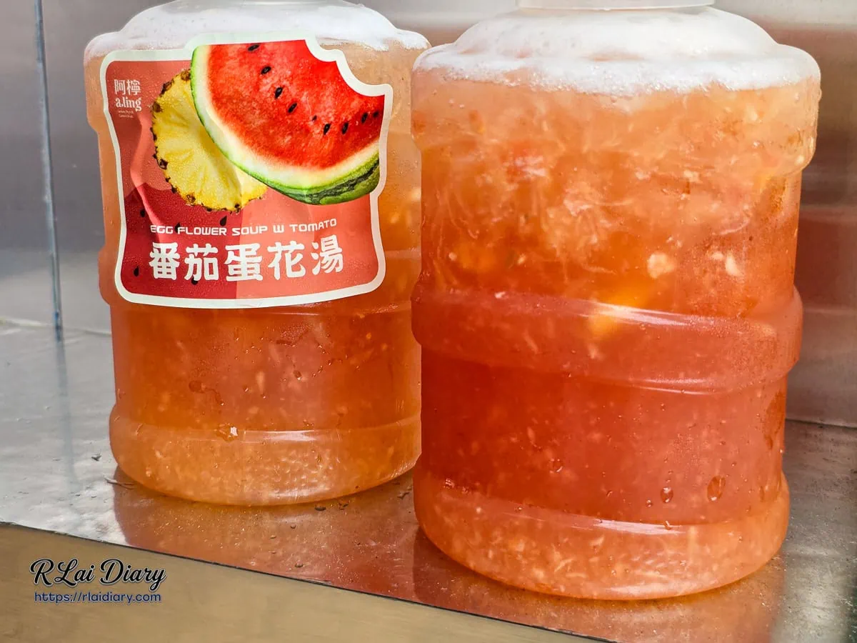 阿檸a.ling新品番茄蛋花湯特寫，清晰可見西瓜與鳳梨交織的細緻果肉質地與冰鎮冷霧