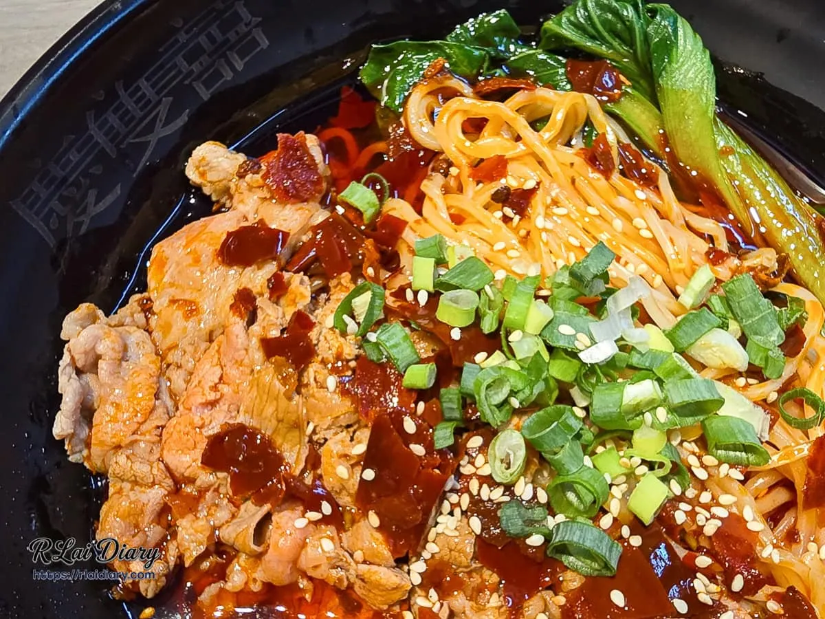 升級老重慶中辣湯頭：鋪滿安格斯牛肉片的重慶小麵