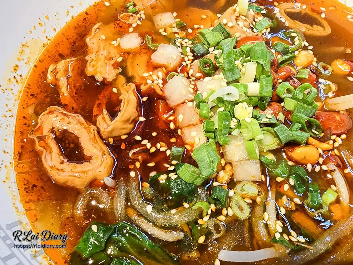 香滷肥腸酸辣粉特寫：泛著紅油的湯底與厚切肥腸