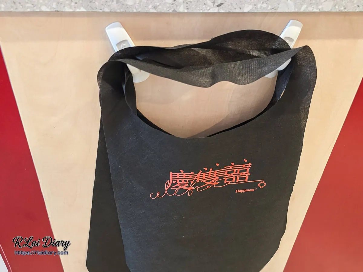 店內貼心提供防噴濺的慶雙囍品牌專屬黑色不織布圍兜