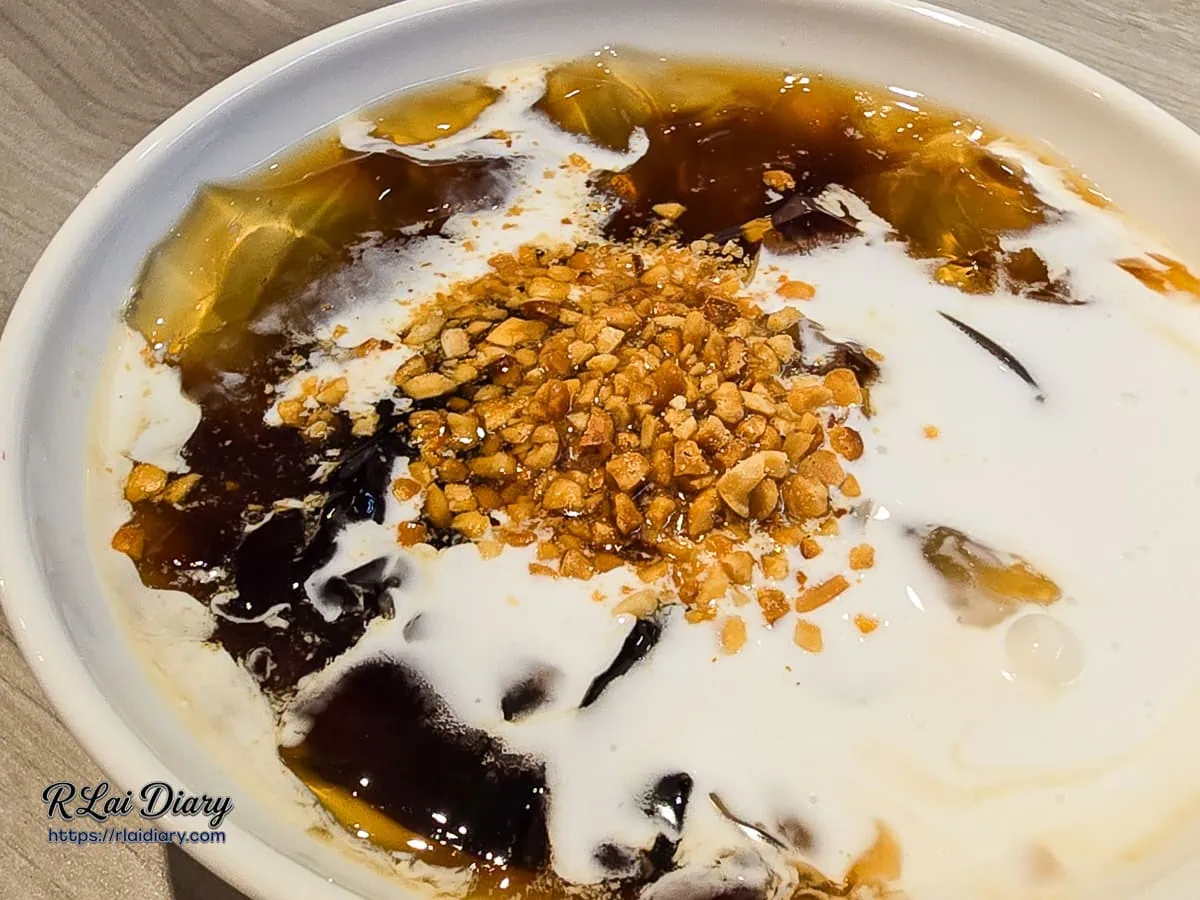 如水墨畫般渲染著純白生椰乳的生椰冰粉俯視特寫