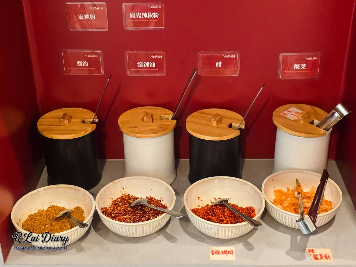 慶雙囍漢口店自助調味料區：醋、潑辣油與麻辣粉