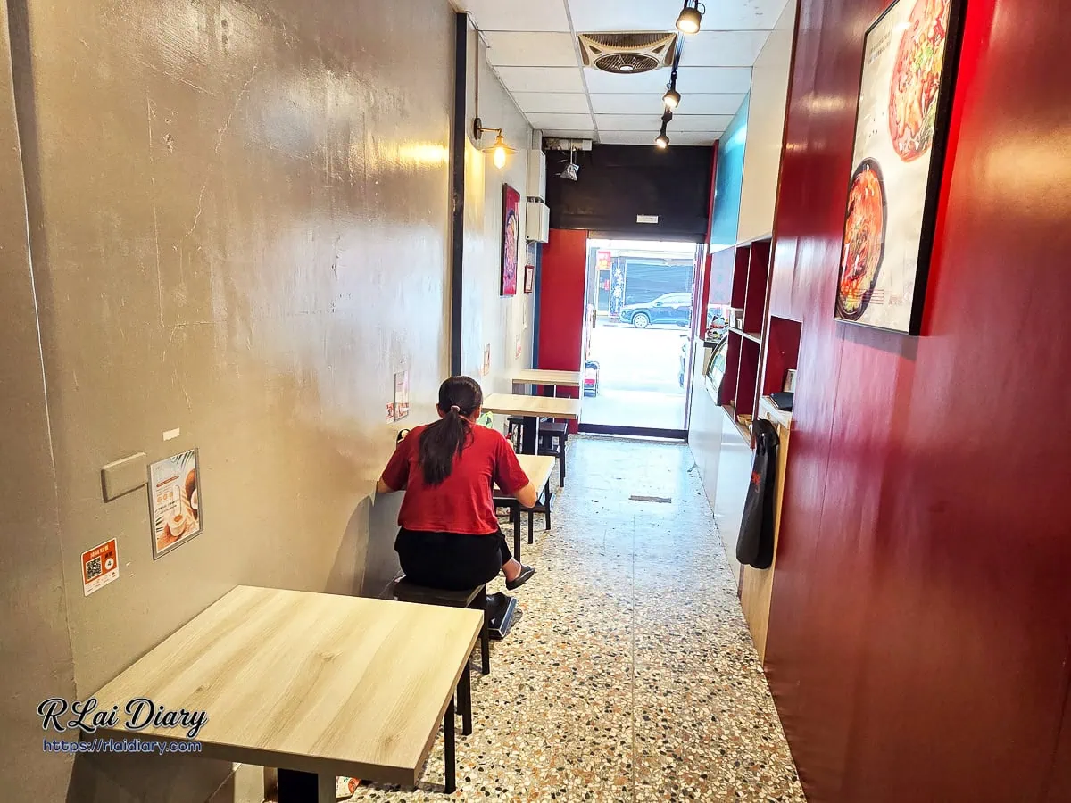 慶雙囍漢口店狹長溫馨的室內磨石子走道用餐區