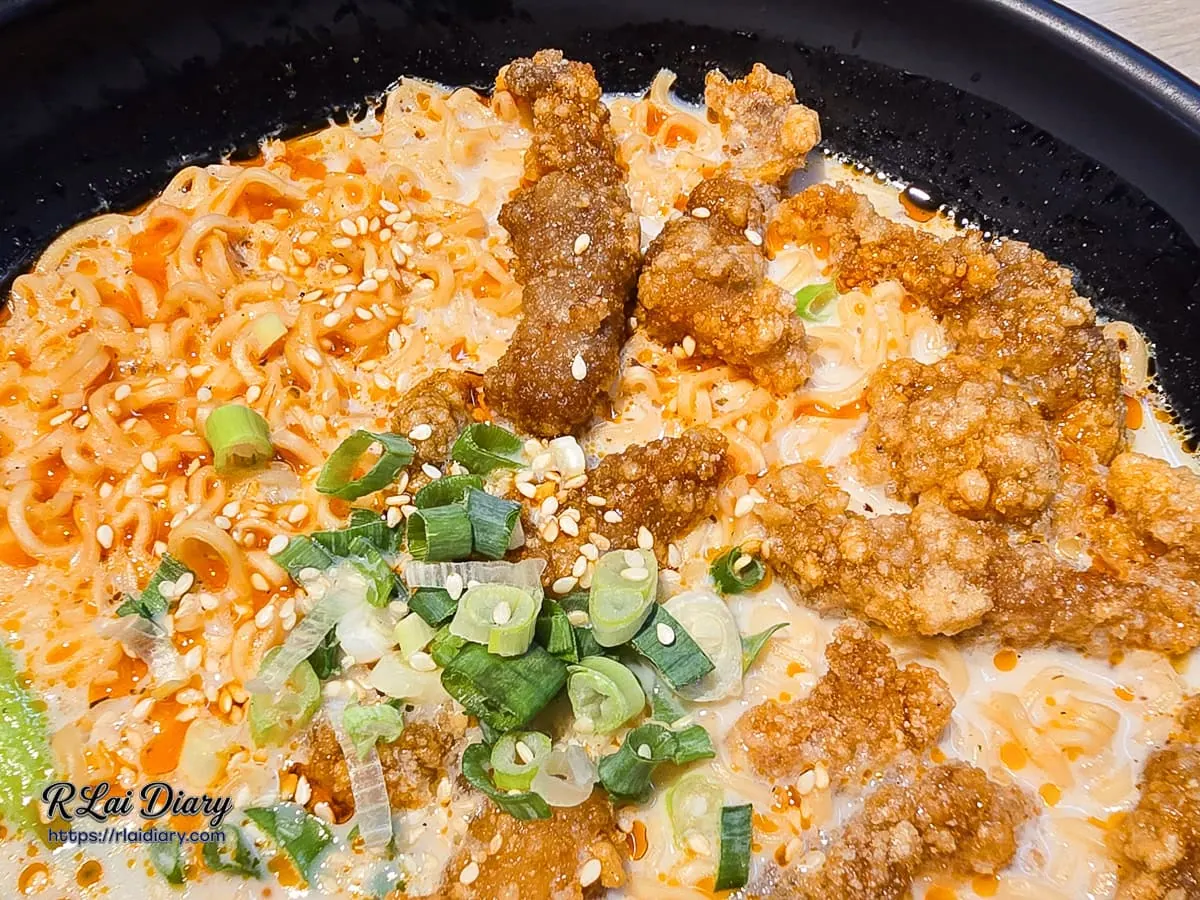 重慶麻奶麵配料特寫：吸附暖橘湯汁的扎實秘製酥肉